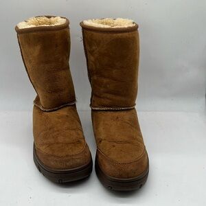 UGG Australia Chestnut Ultimate Short Boots Size 8 mid calf sheepskin lug sole